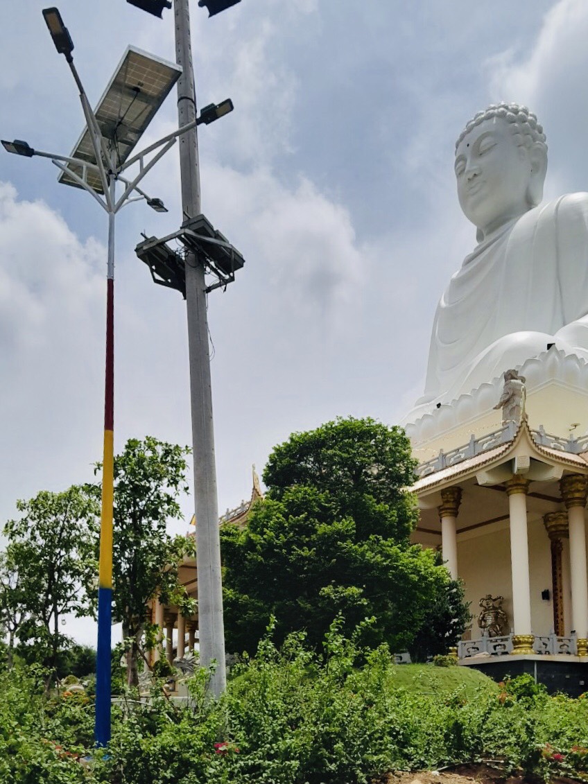 Trụ đèn mang 4 màu chủ đạo của Hội Phật Giáo Việt Nam