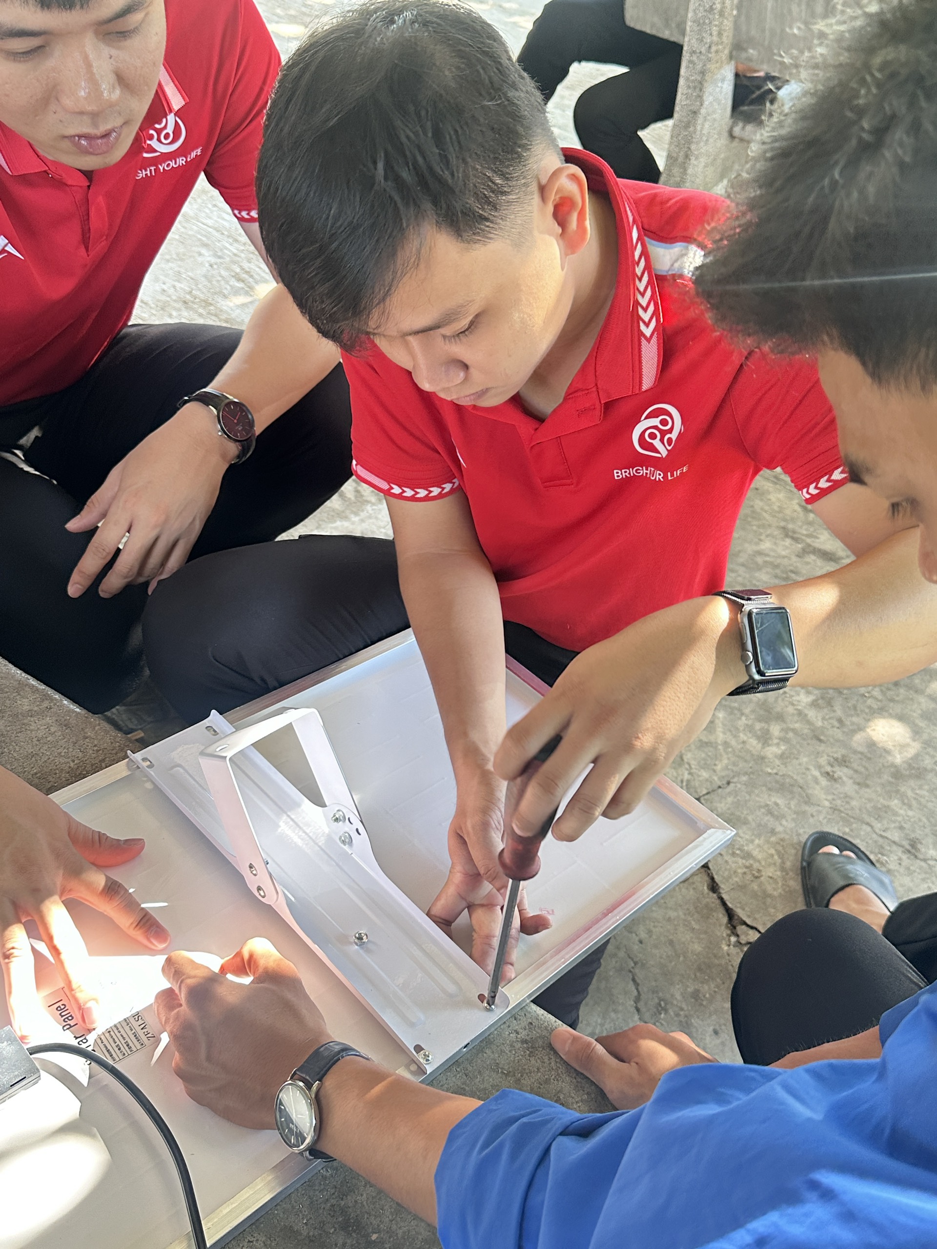 Đội ngũ kỹ thuật Cường Thịnh Power cùng đoàn thanh niên lắp đặt hệ thông đèn LED năng lượng mặt trời
