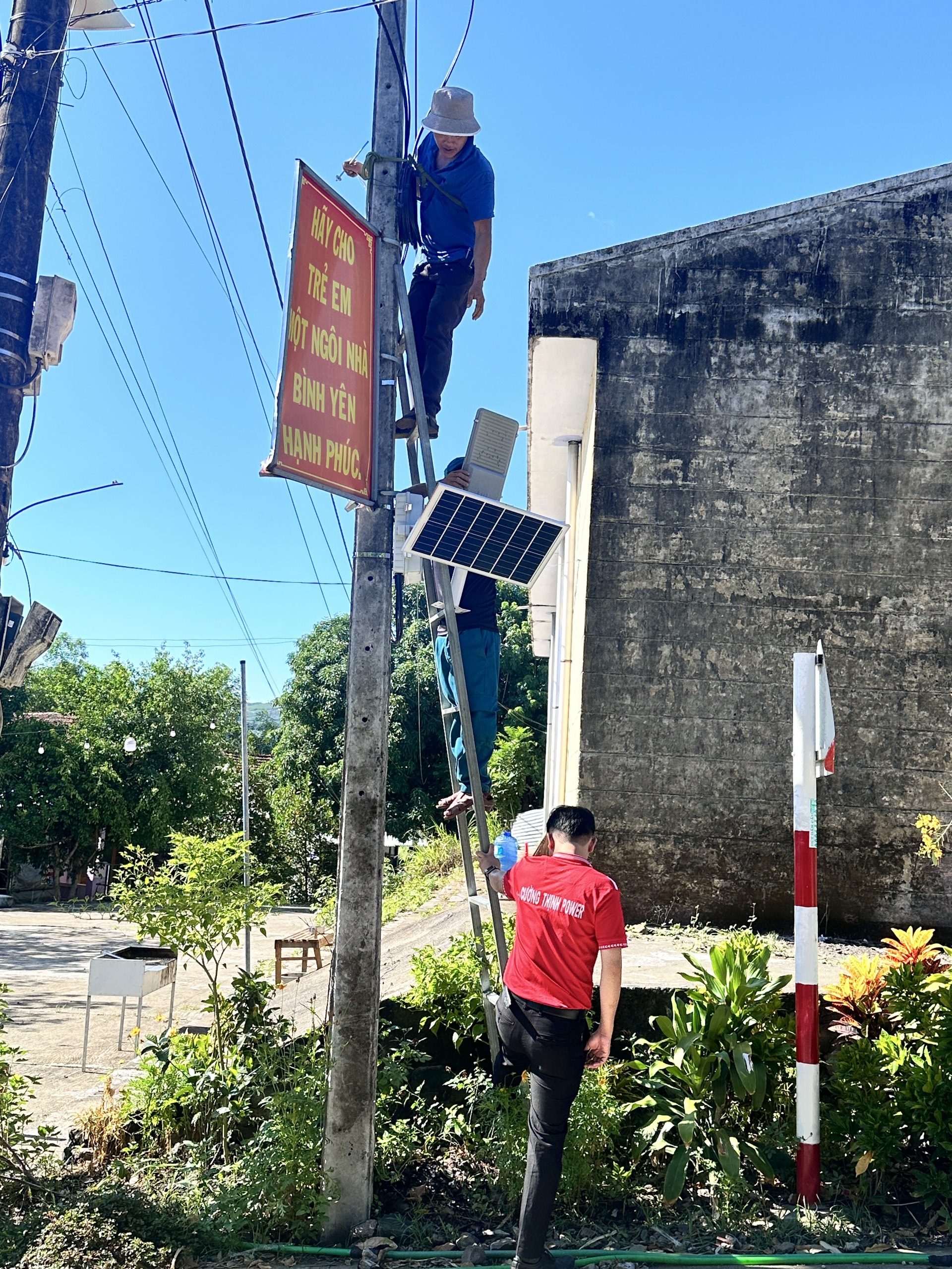 Hỗ trợ lắp đặt và thực hiện công trình "Chiếu sáng đường quê"