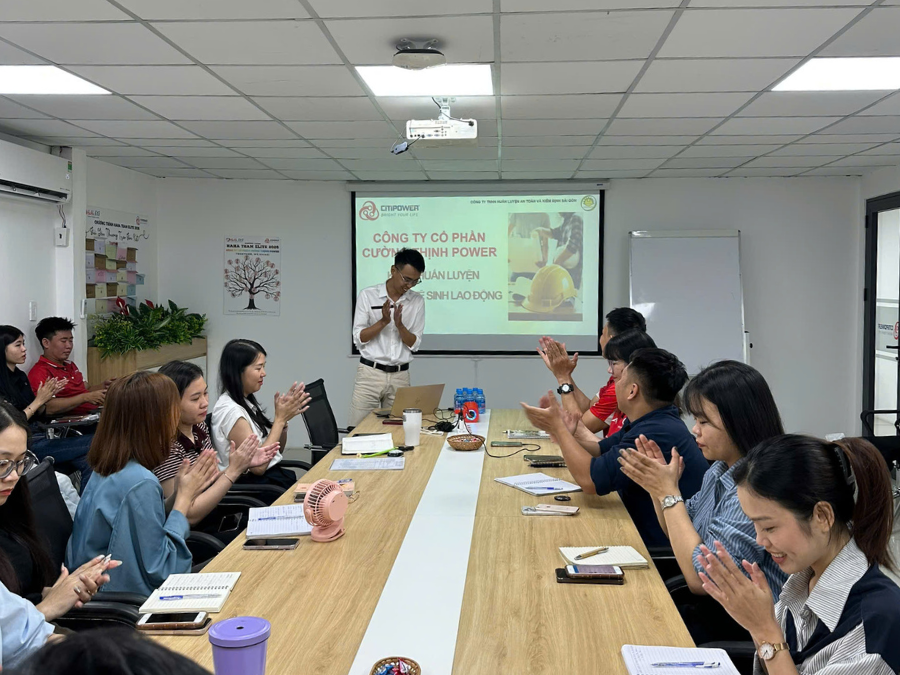 Mọi người tập trung đông đủ đào tạo 
