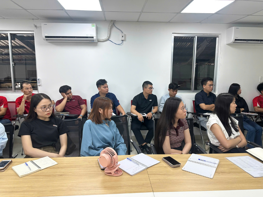 Mọi người tập trung theo dõi bài giảng