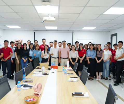 Toàn thể CiTiPOWER chụp ảnh với giảng viên sau buổi học