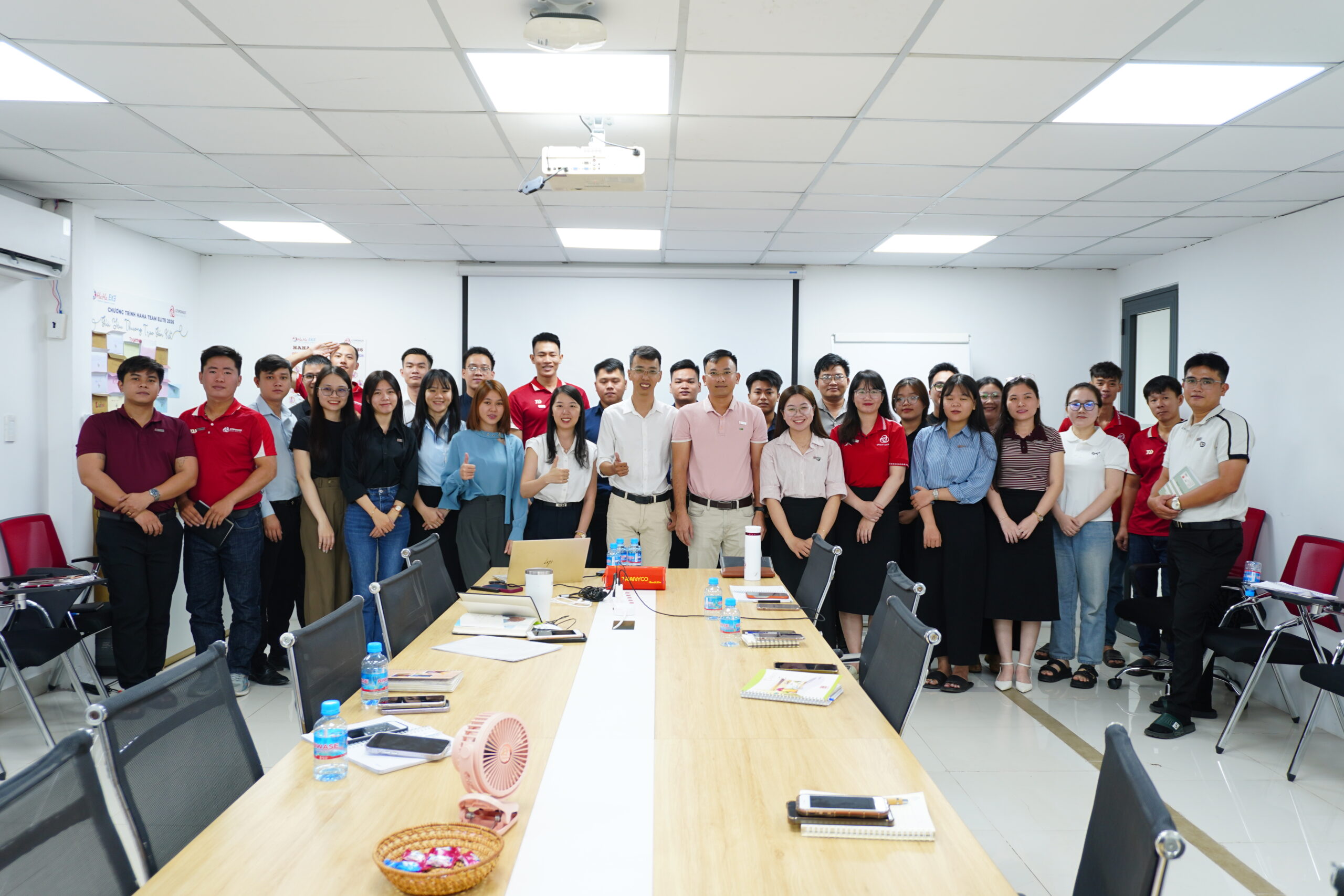 Toàn thể CiTiPOWER chụp ảnh với giảng viên sau buổi học