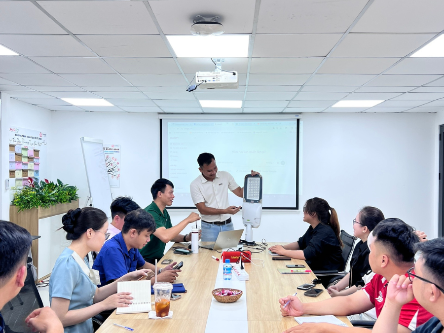 (Ảnh : Các thành viên thảo luận và đặt câu hỏi cho giảng viên)
