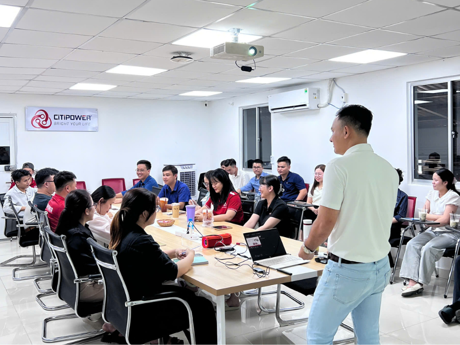 (Ảnh : Các thành viên thảo luận và đặt câu hỏi cho giảng viên)
