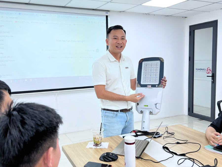 (Ảnh: Cận cảnh mẫu đèn CTP-LION-S được sử dụng trong buổi đào tạo)