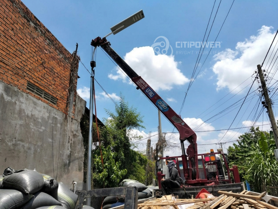 Đèn liền thể được thi công lắp đặt trực tiếp tại công trường Ninh Thuận