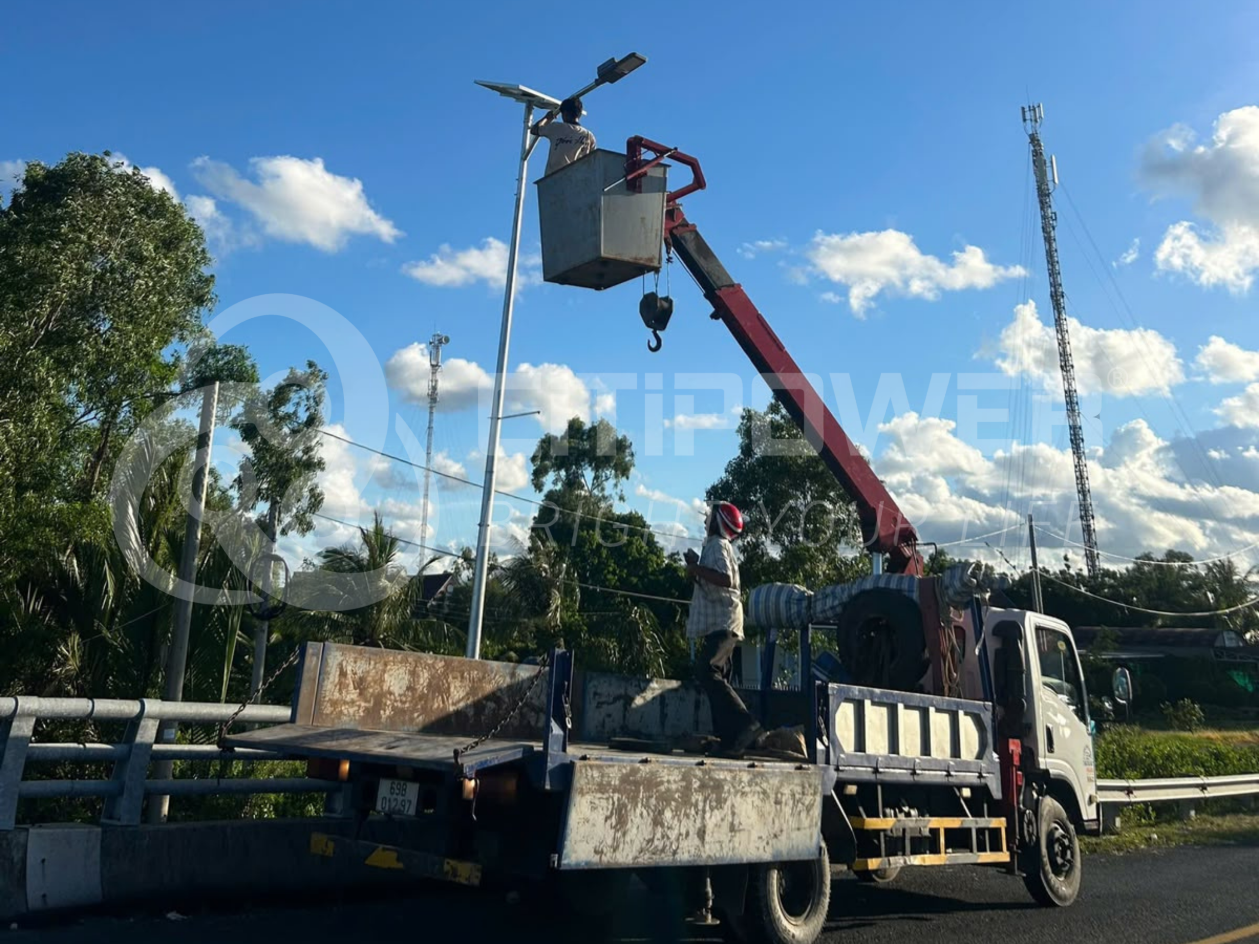  Triển khai lắp đặt hệ thống 161 bộ đèn đường năng lượng mặt trời CTP-OSCAR-LON tại Tân Thuận, Cà Mau.