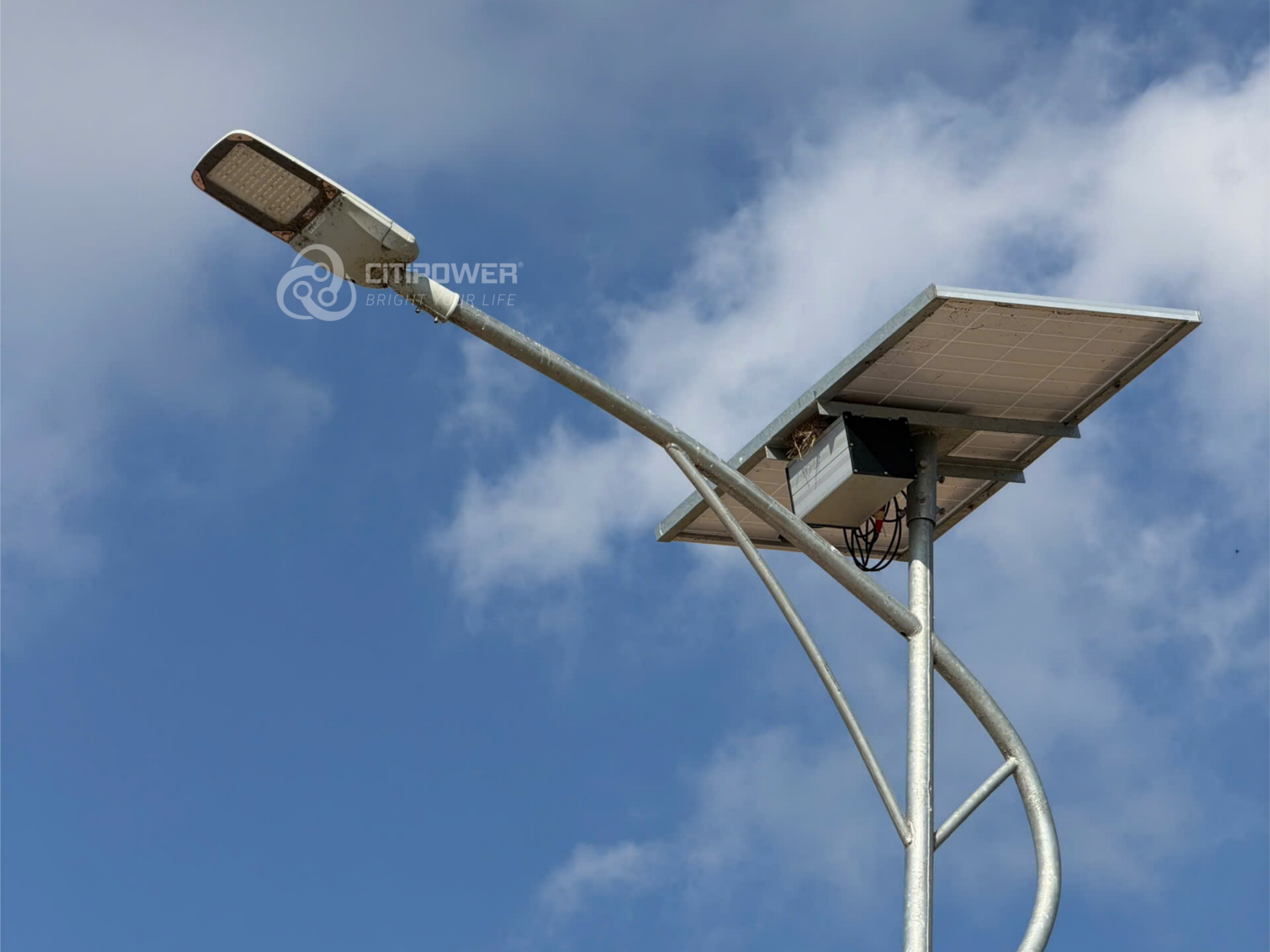Hình ảnh thực tế đèn đường năng lượng mặt trời CTP-LION-S của CiTiPOWER sau khi hoàn thiện lắp đặt tại huyện An Biên, tỉnh Kiên Giang.