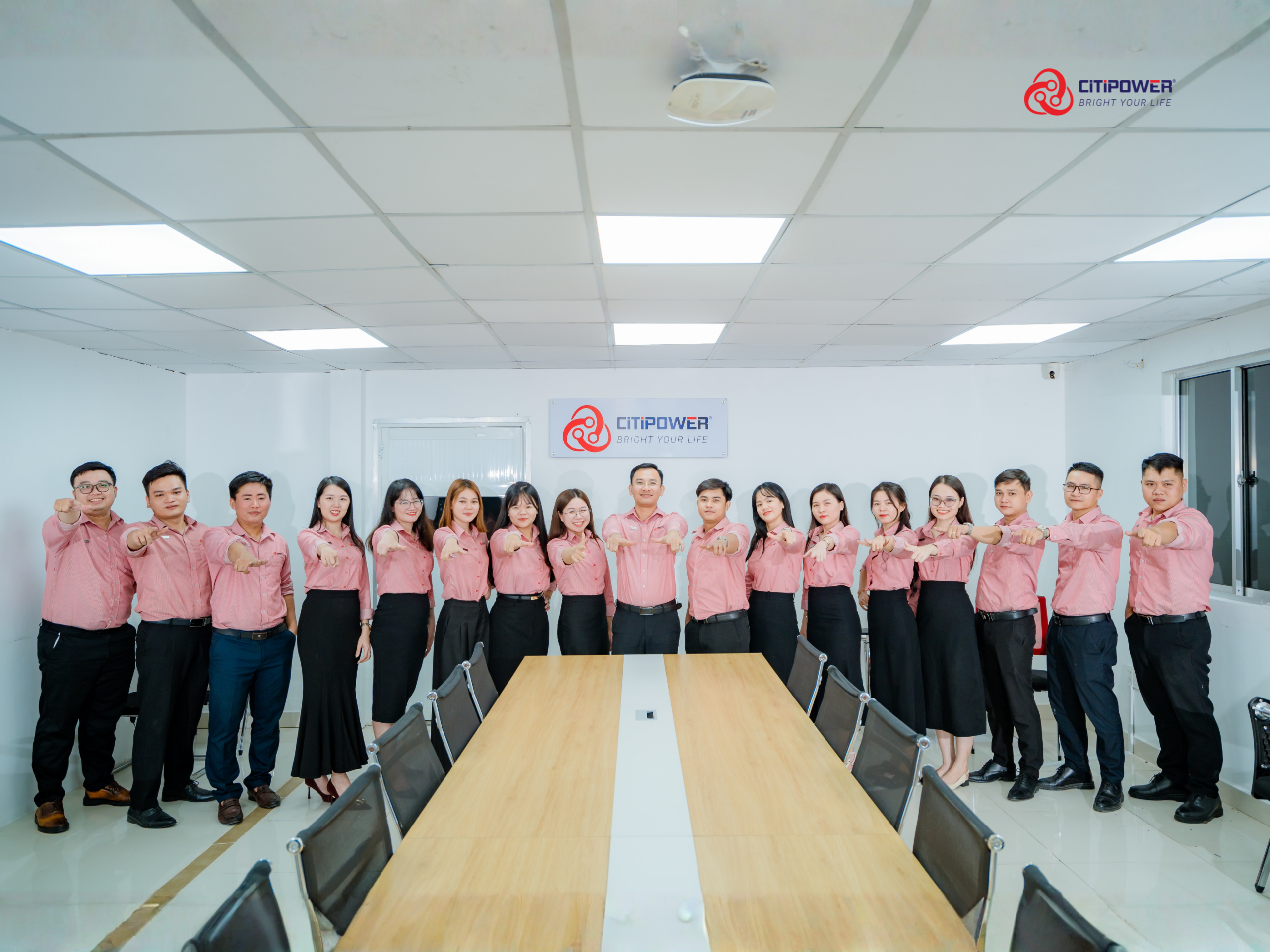 Đội ngũ nhân sự CiTiPOWER trong buổi họp nội bộ tại văn phòng.
