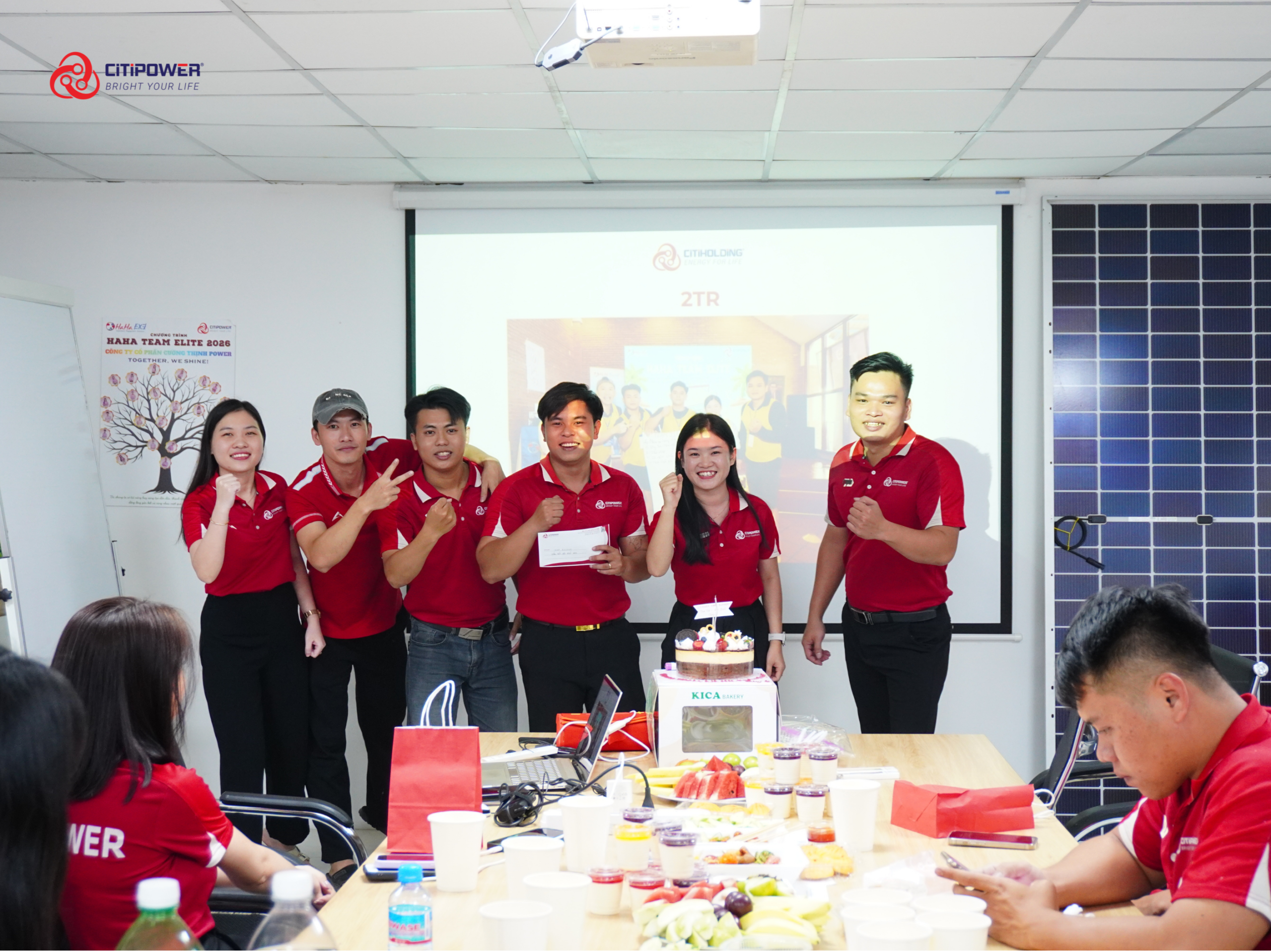 Đội chiến thắng Teambuilding nhận giải thưởng tại chương trình Brightday Quý II của CiTiPOWER.