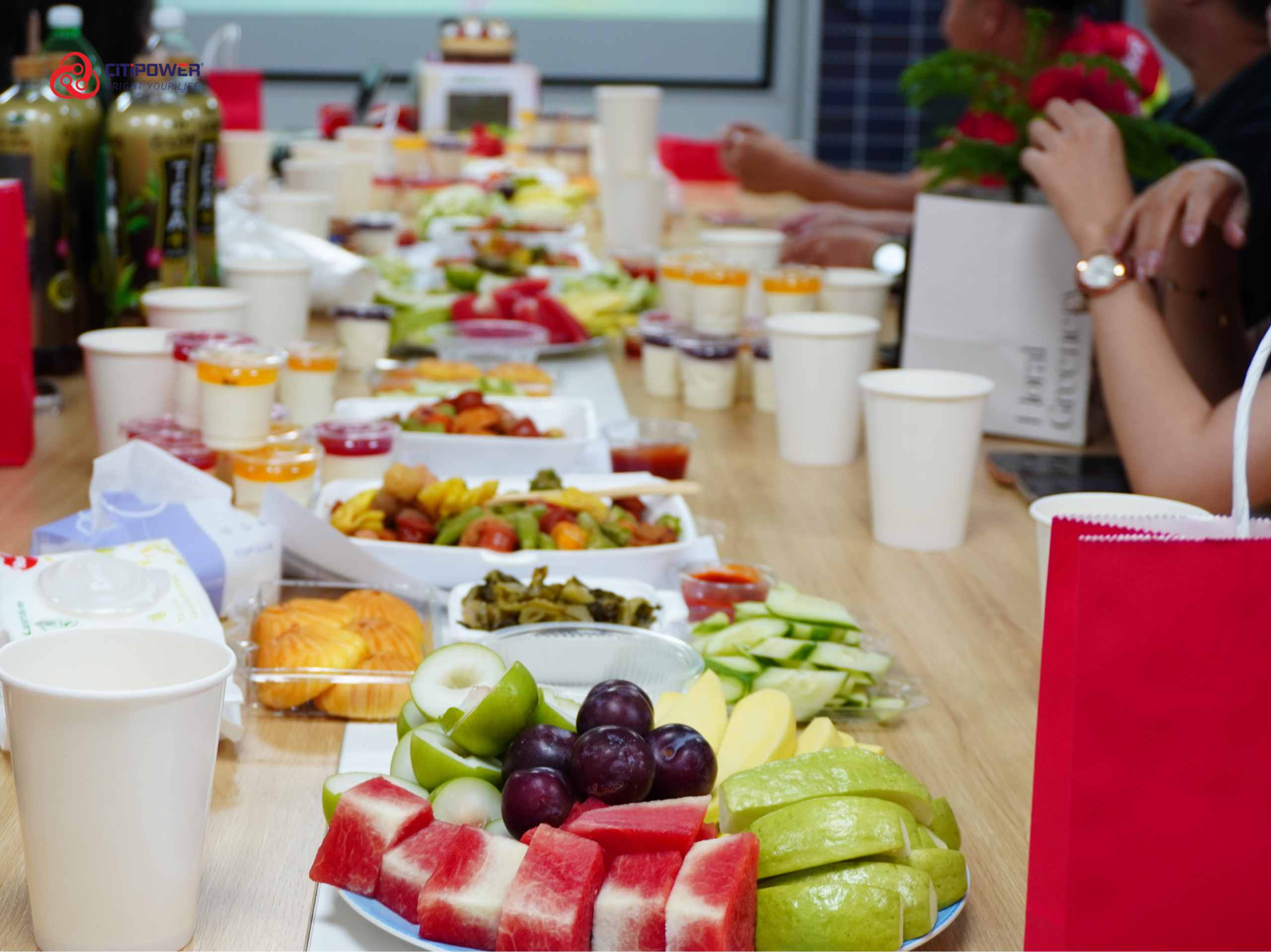 Bàn tiệc teabreak với đồ ăn và thức uống được chuẩn bị cho chương trình Brightday Quý II của CiTiPOWER.