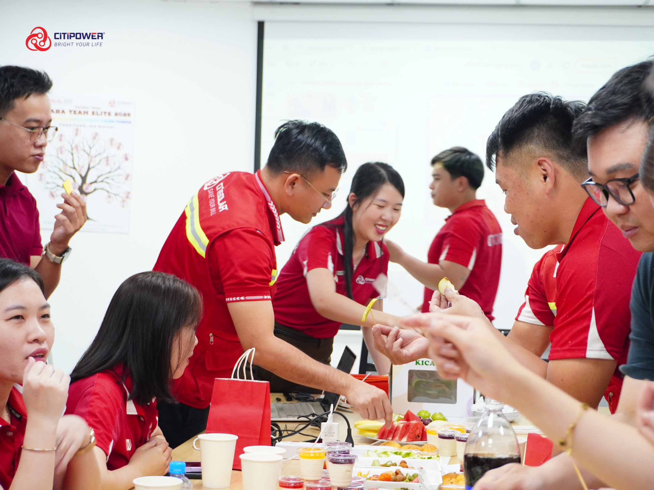Cán bộ nhân viên CiTiPOWER cùng thưởng thức teabreak và giao lưu trong chương trình Brightday Quý II.