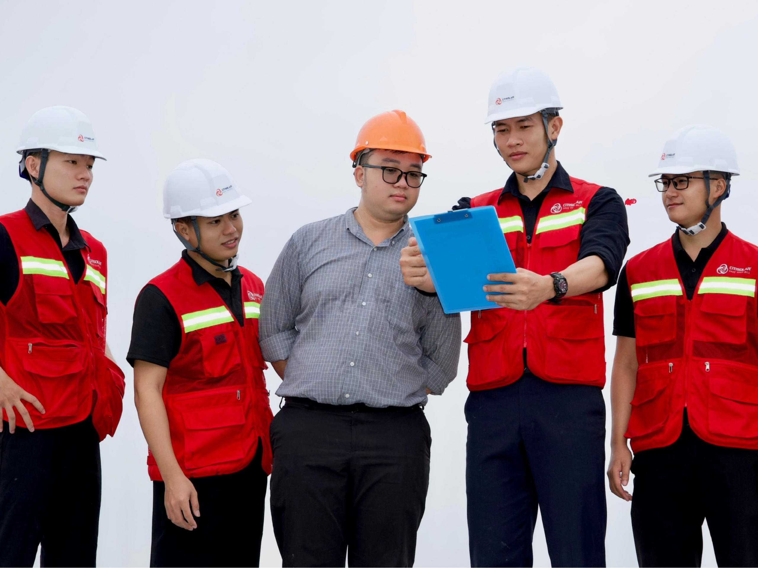 Kỹ sư trao đổi và lựa chọn giải pháp chiếu sáng cho công trình
