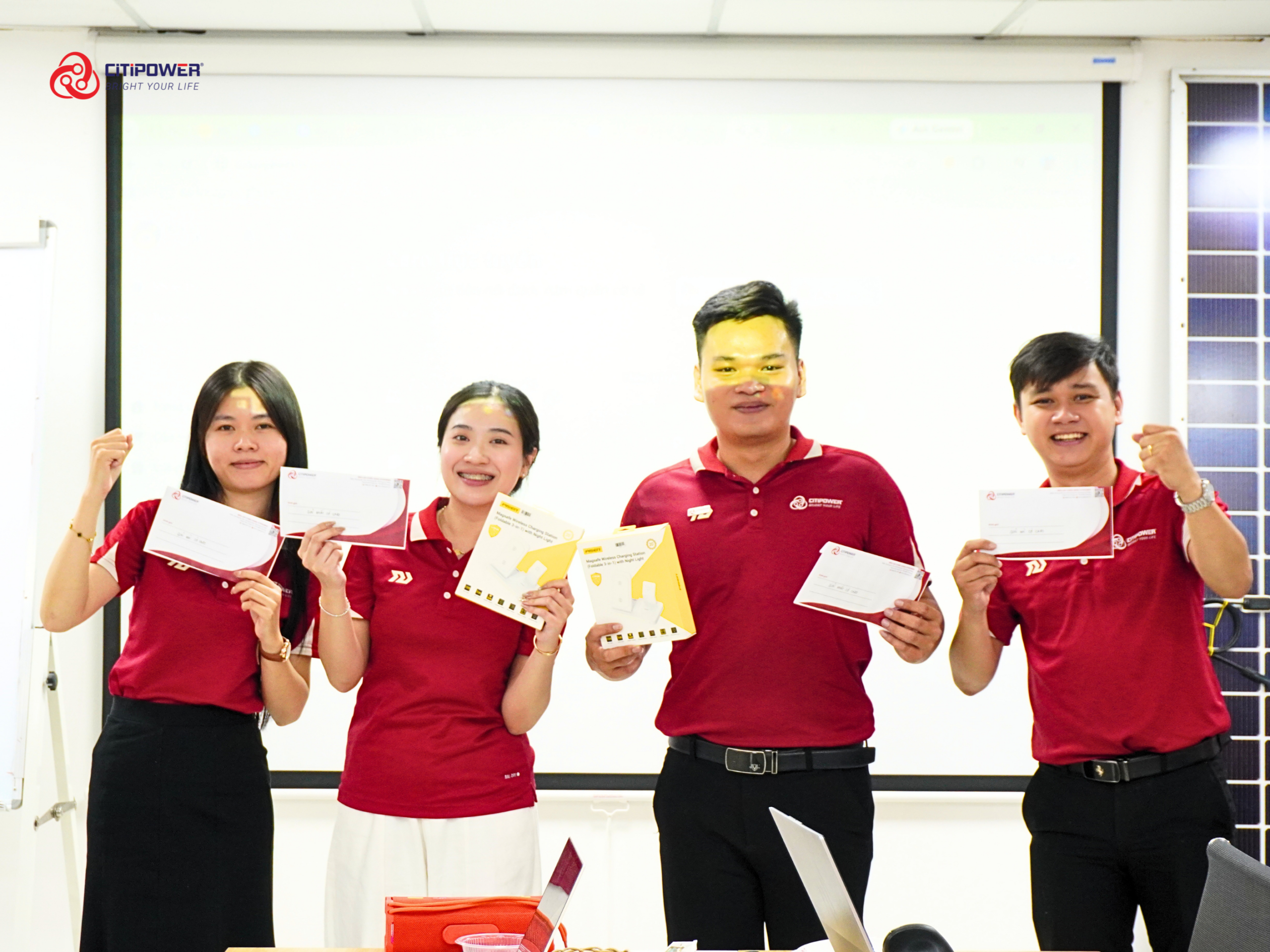 Hình ảnh các thành viên chiến thắng minigame Caro nhận phần thưởng tại Brightday Quý II của CiTiPOWER.