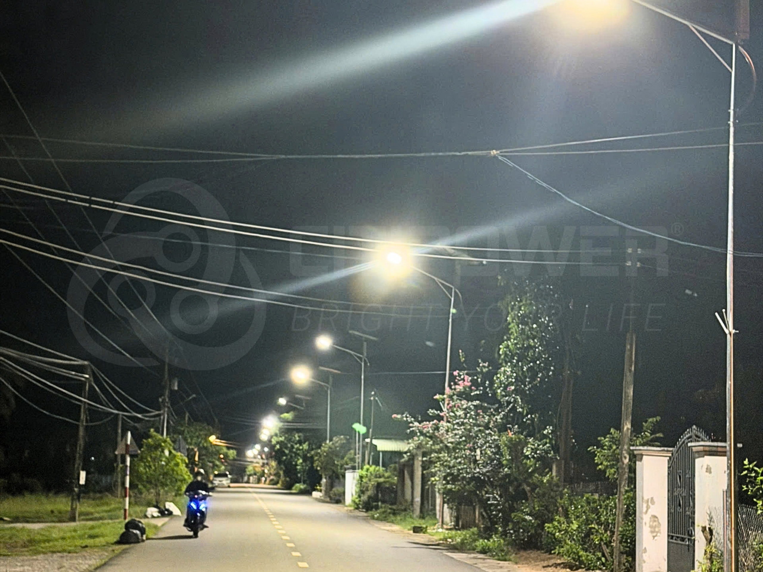 Đèn năng lượng mặt trời CTP-ECO chiếu sáng tuyến đường tại Hàm Thuận Nam vào ban đêm